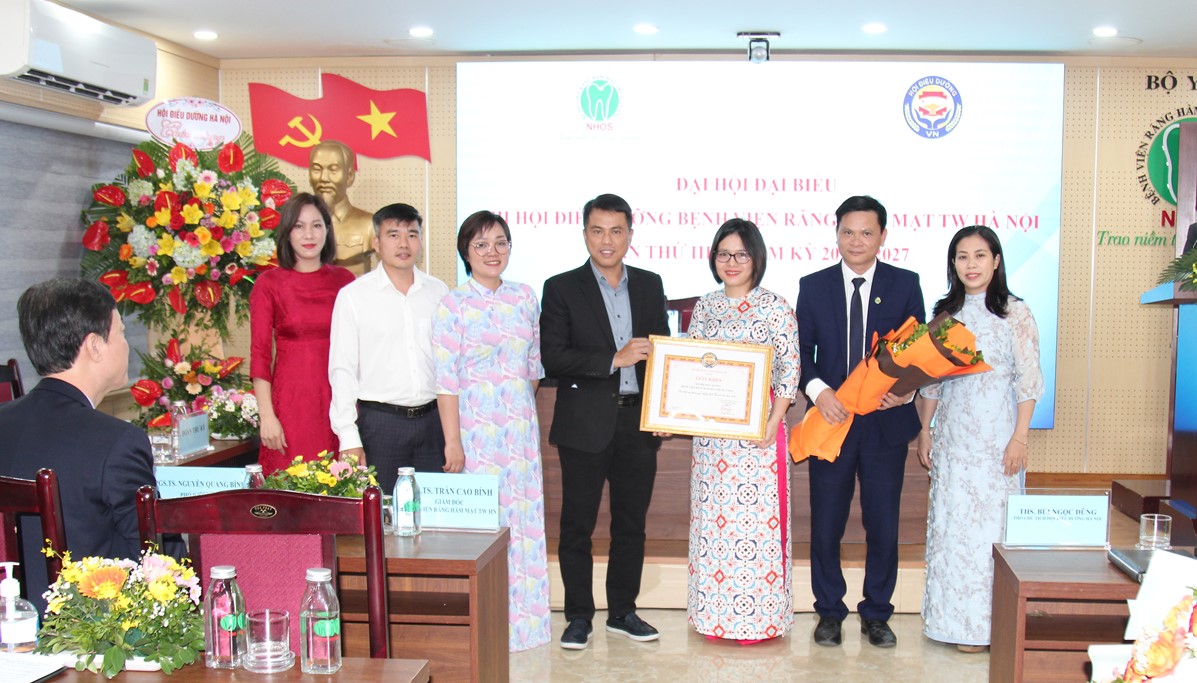 Chi hội điều dưỡng BV nhận giấy khen của Hội điều dưỡng Hà Nội